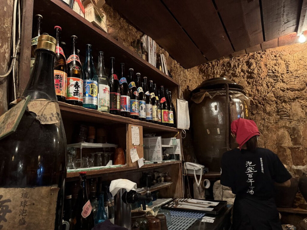 大きな甕が鎮座するカウンター内部