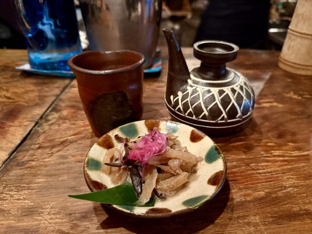つきだしと古酒のからから