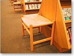書架横のスツール