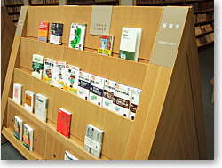 新着書展示架